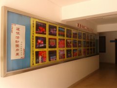 室內帶玻璃搪門(mén)不銹鋼宣傳欄