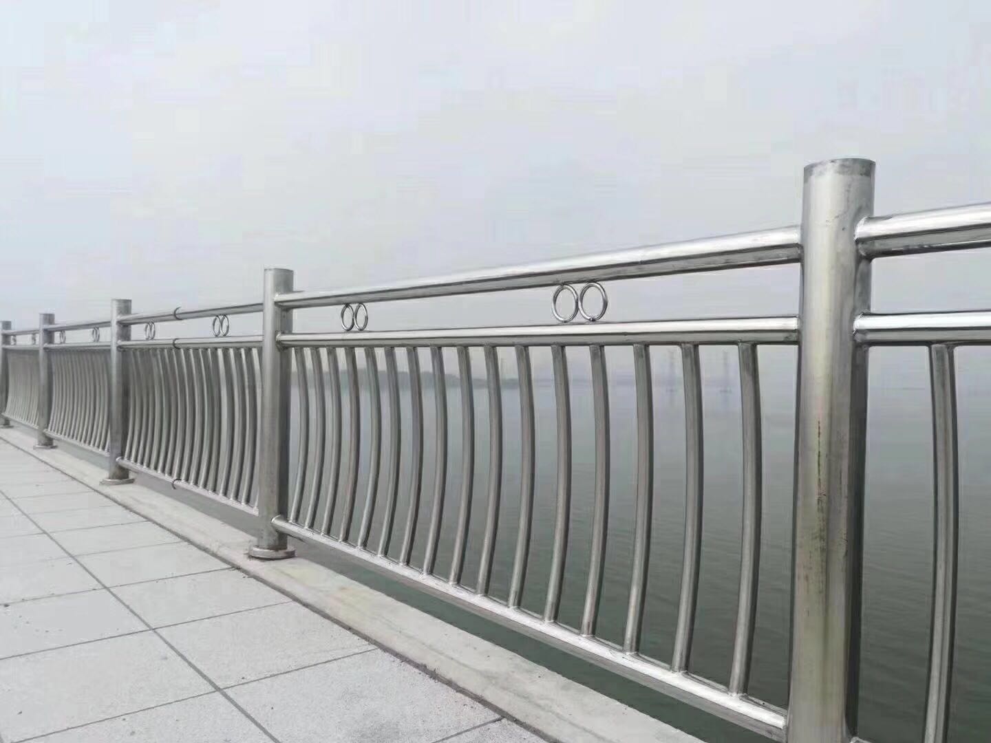 建筑行業(yè)為什么頻繁使用不銹鋼護欄？