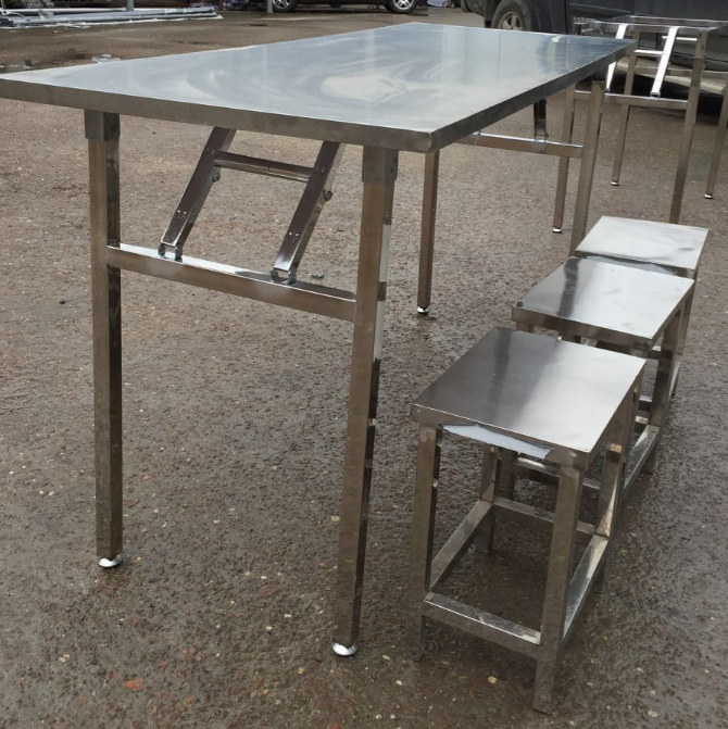 實(shí)用與美觀(guān)兼具；不銹鋼桌子